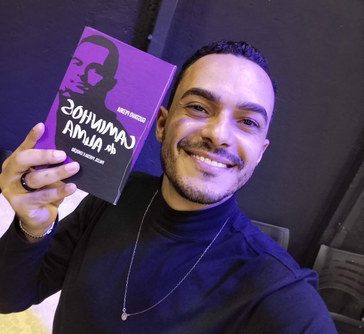 Na obra, Gustavo convida os leitores a fazerem uma imersão nos sentimentos dele
