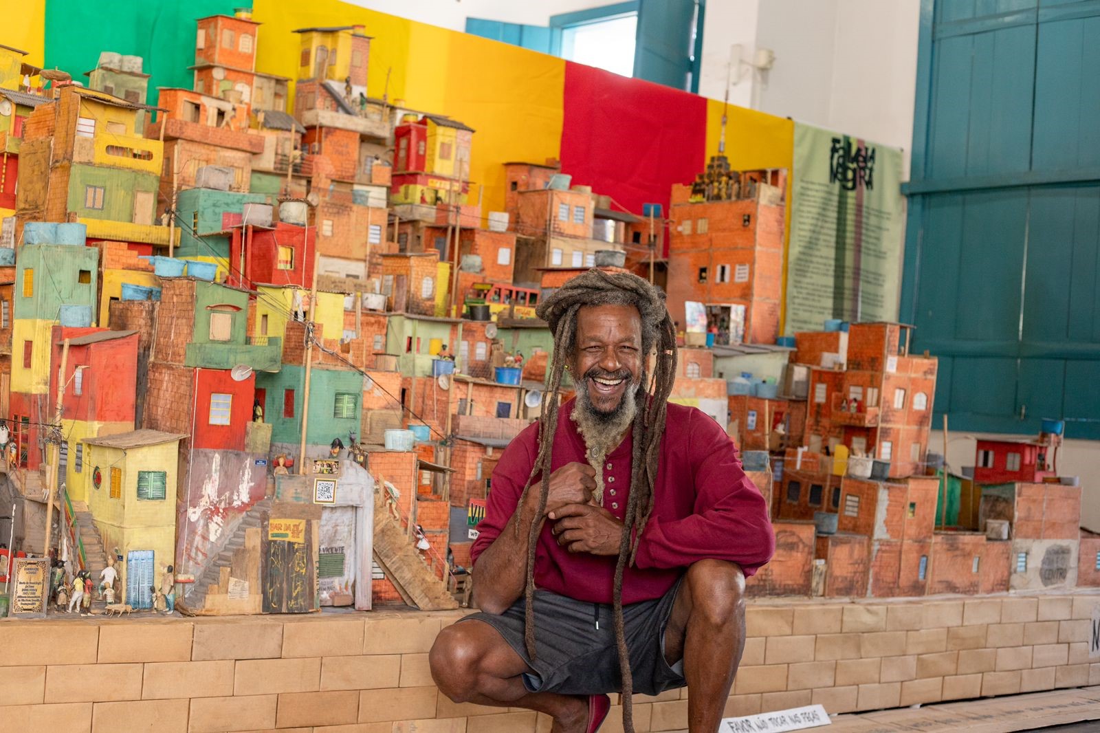 Obra de arte foi construída durante dois anos e utilizou materiais recicláveis, como papelão, restos de tinta de parede, arames e cola