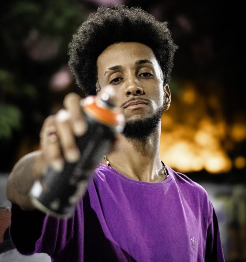 Lucas Niga e graffiteiro pelo Arte Para a Vida (APV) e co-idealizador do projeto “A Rua”