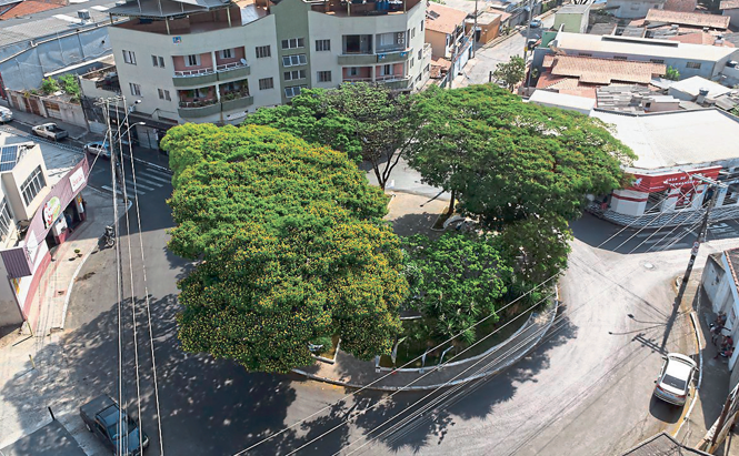 Praça fica localizada em ponto comercial do bairro