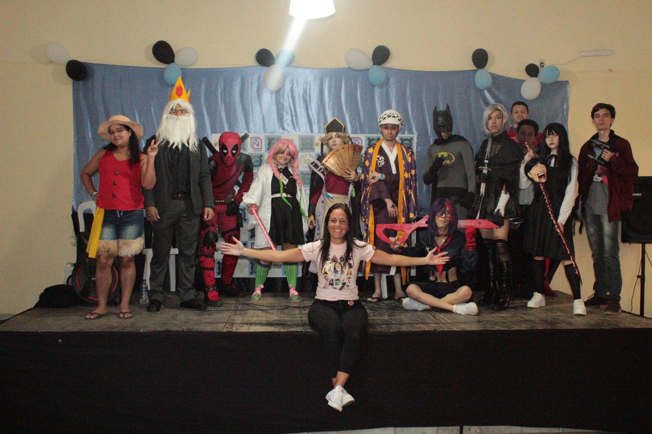 Dubladora Mariana Torres (no centro, sentada), que dá voz à protagonista da série do Disney+ 'WandaVision', estará no evento 