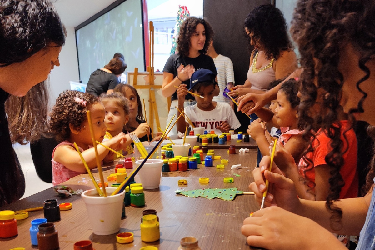 Oficina de artes promovida no Partage Shopping