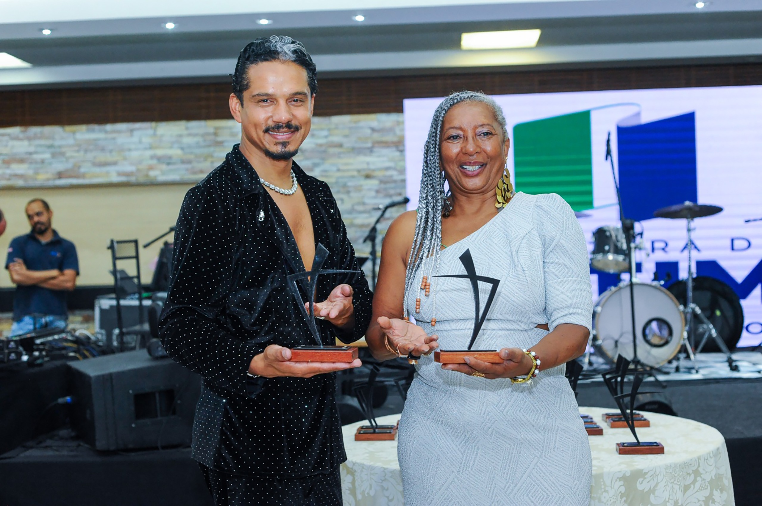 Adelson Coelho, criador do prêmio, posa ao lado de Iracema Assis, superintendente da Igualdade