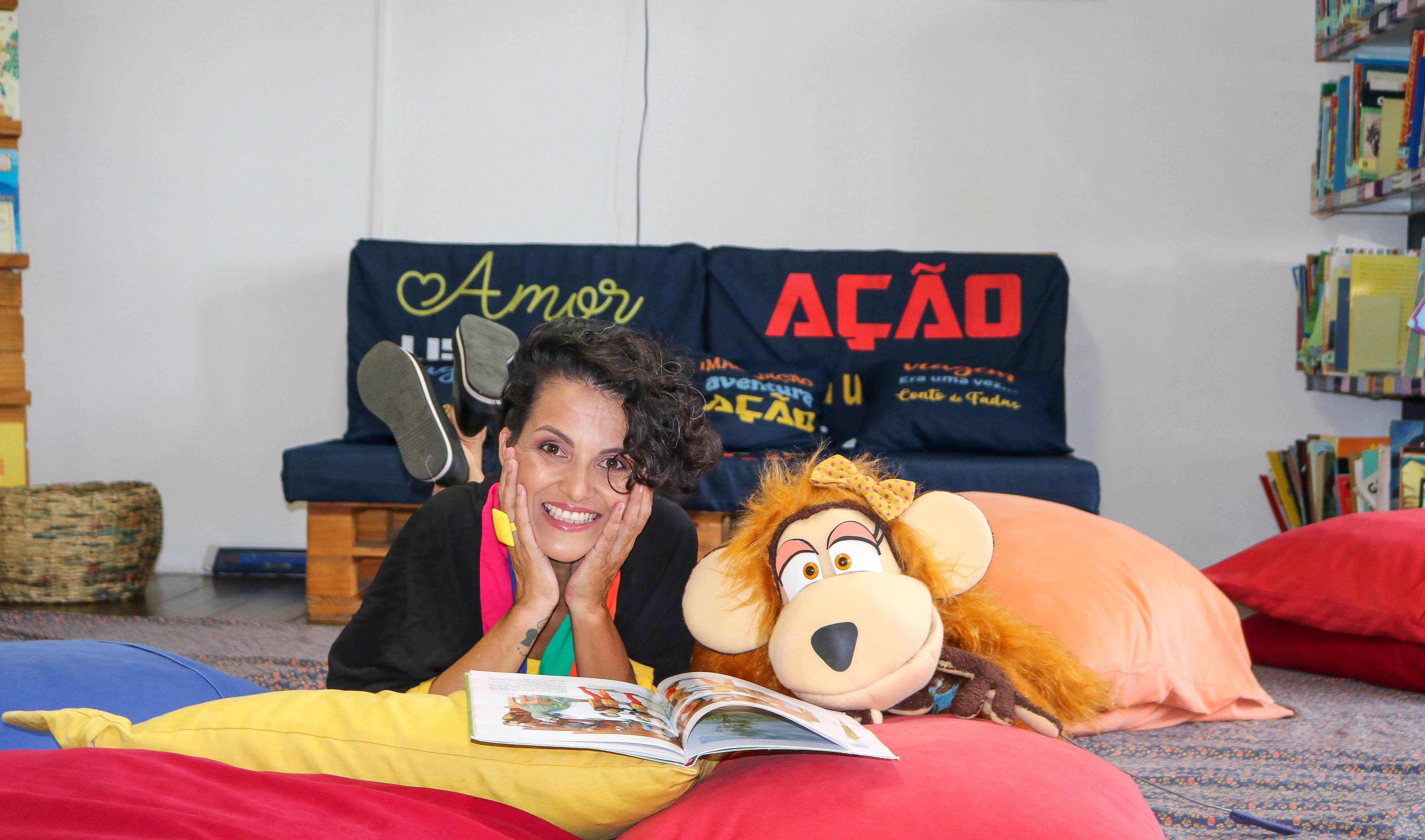 Contadora de histórias Bruna Bernardes, mais conhecida como Nana, se apresenta no dia 20 de março, às 20h