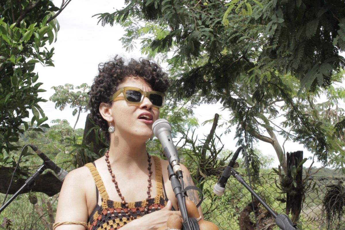 Sarah Luz é uma artista independente com uma trajetória marcada por sua busca por identidade musical e expressão singular