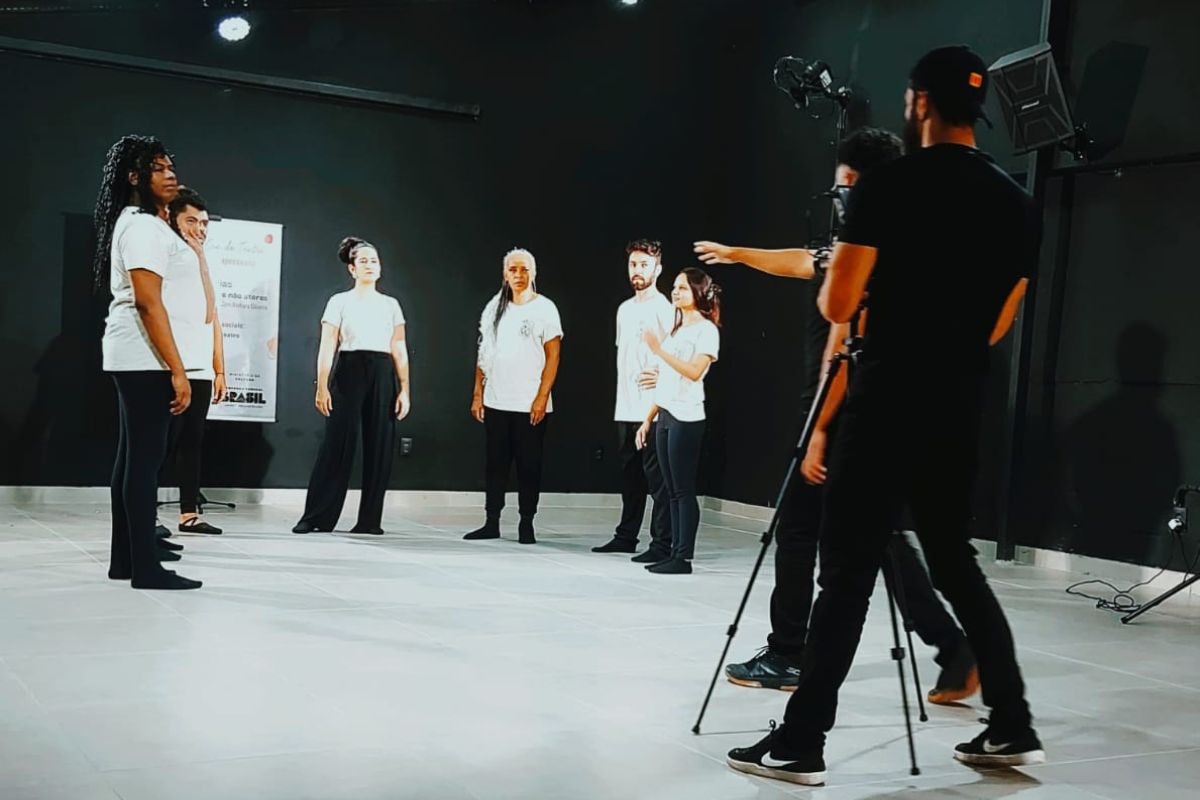 Casulo é uma companhia e produtora cultural de Betim, dedicada aos estudos, à pesquisas e à criações do teatro e da arte-educação
