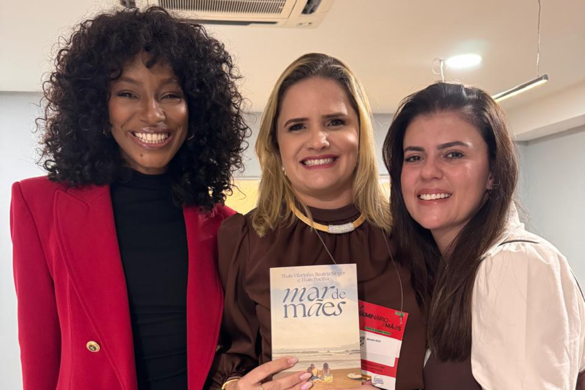 Bruna Rios, ao centro, promove o encontro com a autora do livro, Thais Vilarinho, à direita; atriz Pathy Dejesus, à esquerda, participou do curta 