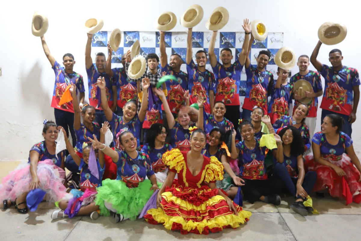 Grupo celebra 25 anos e traz como tema o resgate da tradição junina