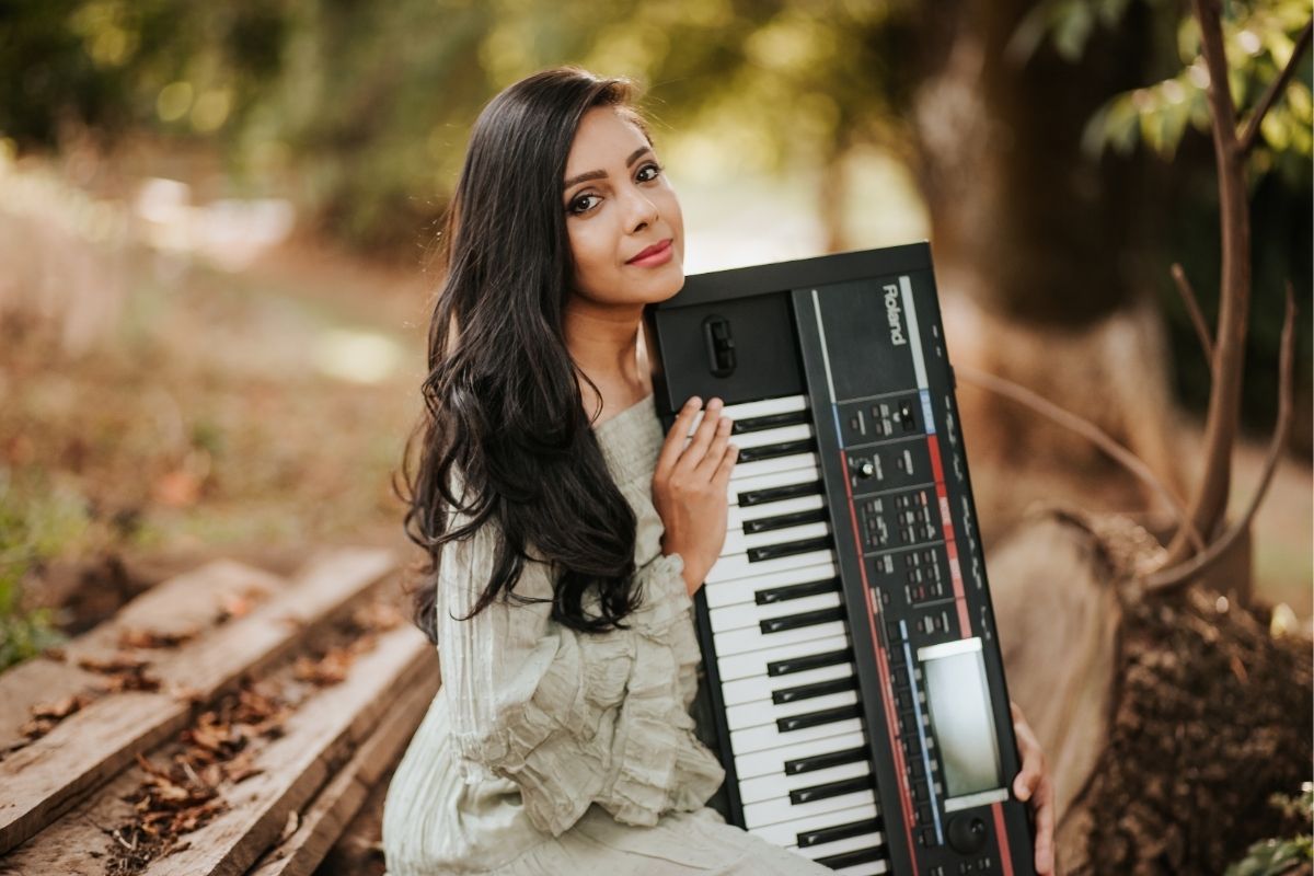Música apresenta uma letra afetiva e melodia suave, retratando a história do casal