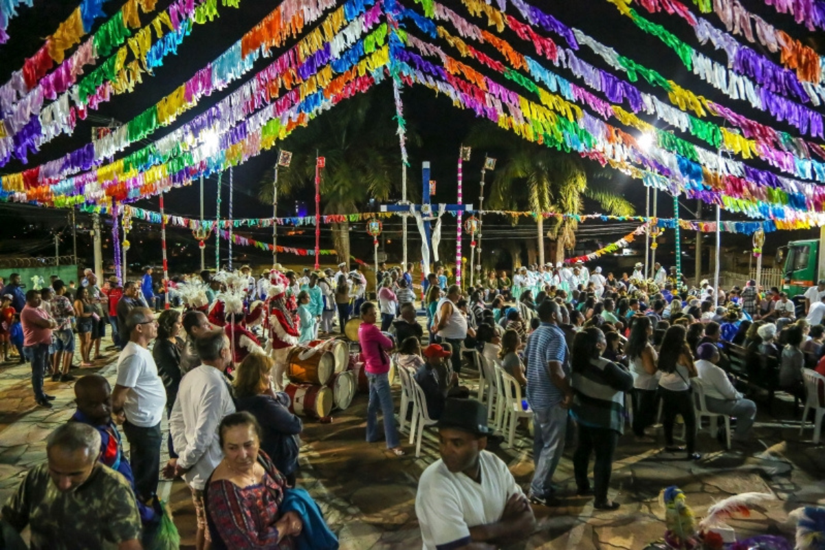 A festividade acontece na Capela de Nossa Senhora do Rosário e inclui procissões, missas, cantos e ritos que destacam a tradição religiosa e cultural da cidade