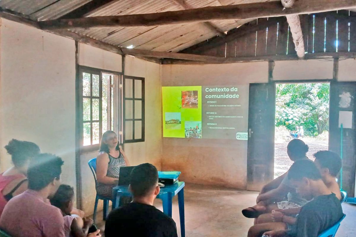 Programação do projeto conta com reuniões como essa realizada em março com alunos da escola que moram no assentamento