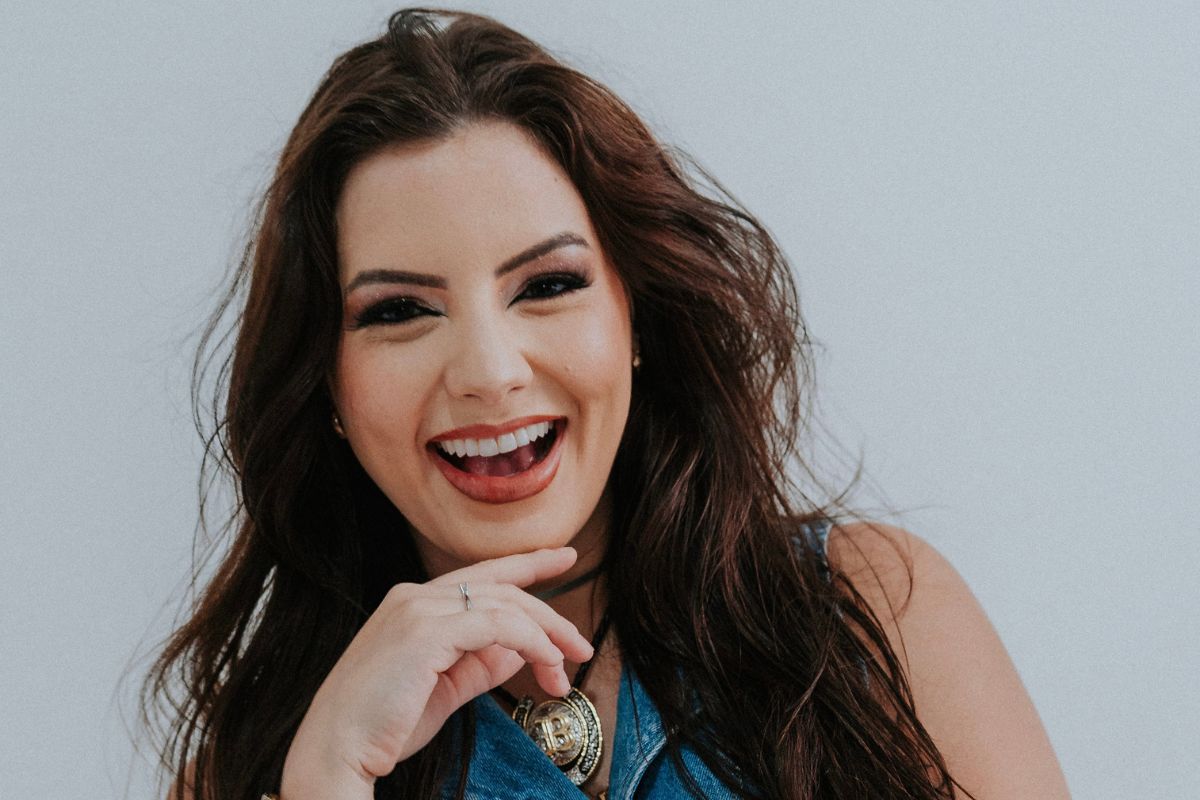 Até as 18h desta quinta-feira (18), os fãs e apoiadores da artista betinense podem votar no perfil oficial de Lauana Prado, no Instagram