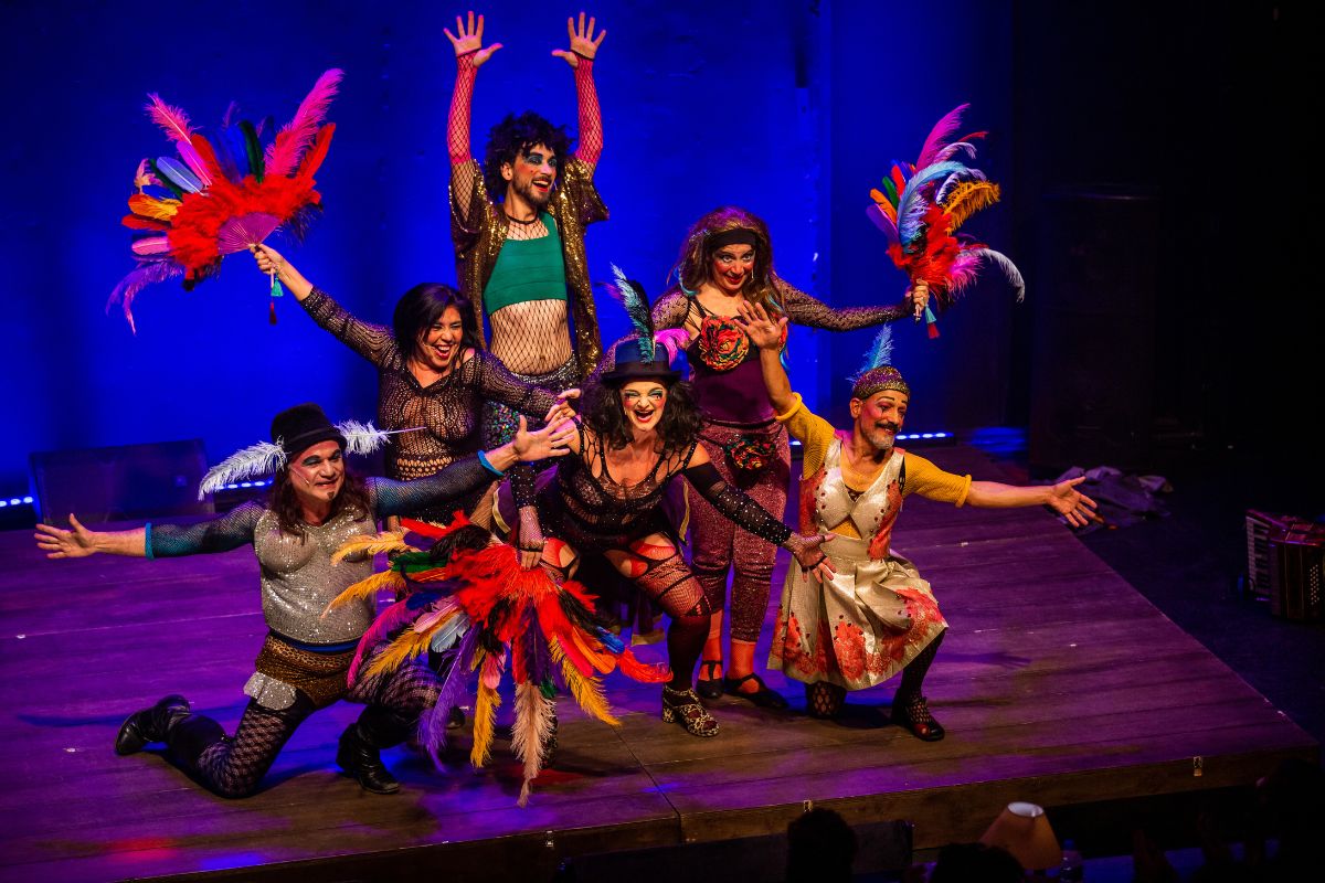 Montagem combina repertório musical ao vivo, números de variedades, trechos de Bertolt Brecht e cenas de dramaturgia própria