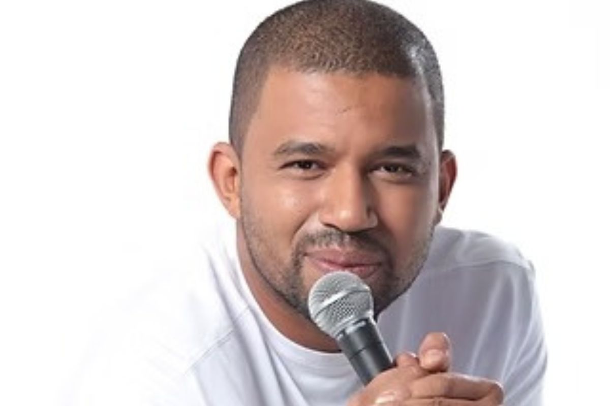 No palco, Thiago Carmona transforma histórias comuns em gargalhadas, sempre costurando inteligência e improviso em suas apresentações