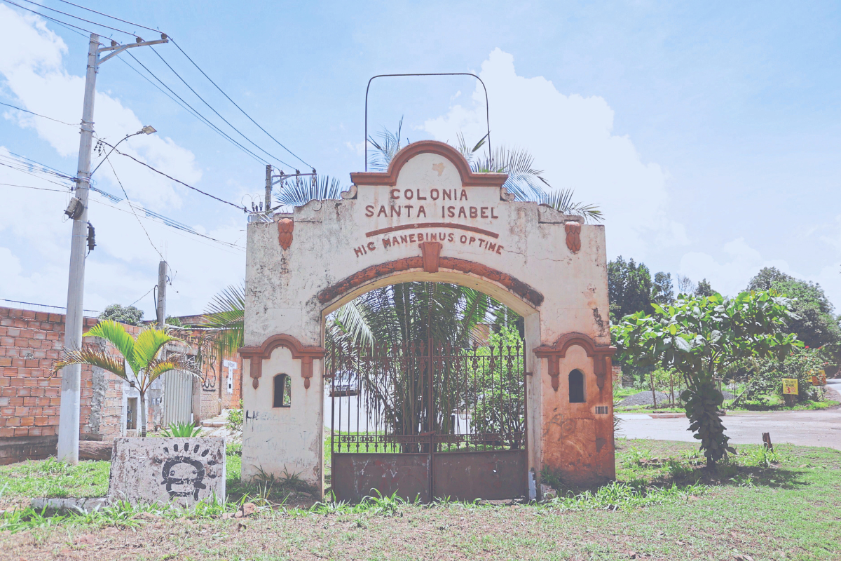 “Aqui ficaremos bem”, diz escrito em latim do portal da Colônia. Espaço recebia pacientes com hanseníase separados de forma compulsória das famílias.