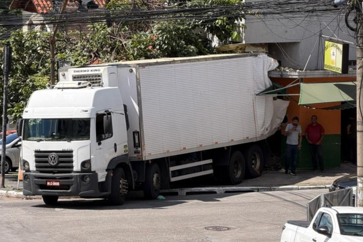 Caminhão foi retirado no meio da tarde
