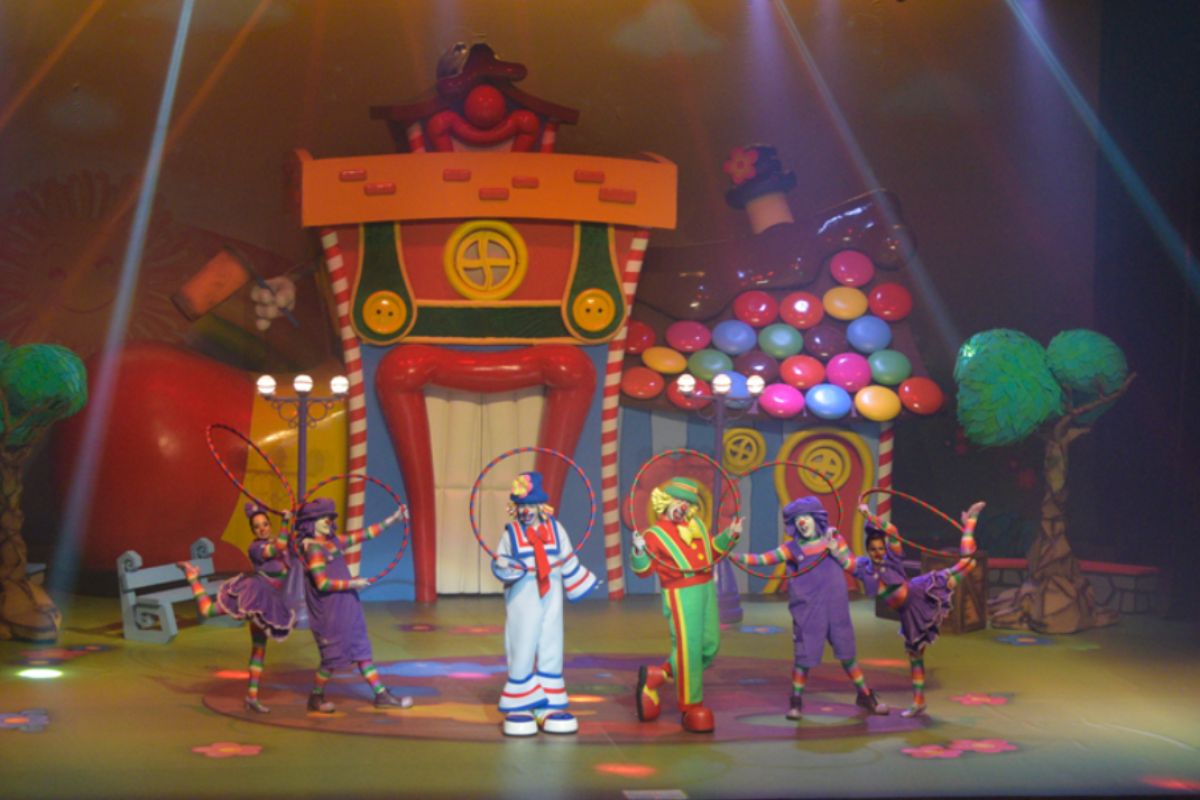 Dupla de palhaços firmou recentemente parceria com o circo para fazer as apresentações pelo Brasil 