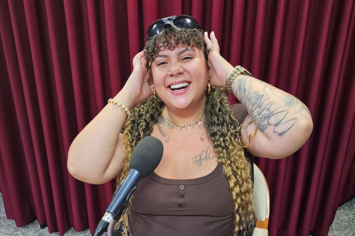 Disco chega com nove faixas e mergulha na sonoridade do miami bass; cantora foi uma das convidadas do Betim Cast em 2025