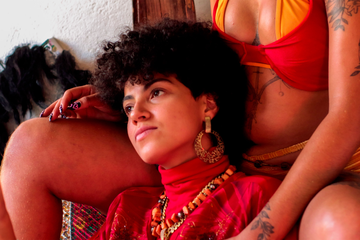 No EP “uma história de amor e fúria” se destaca a faixa “Filha do Ar”, que ganhou clipe gravado em Betim e produzido por artistas da cena cultural do município