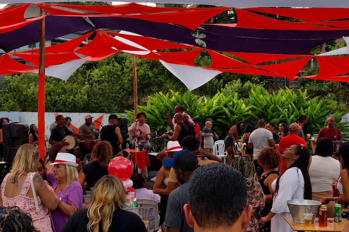 Evento no Espaço Cultural Recordar é Viver, iniciativa criada há quatro anos e que promove rodas de samba e pagode 