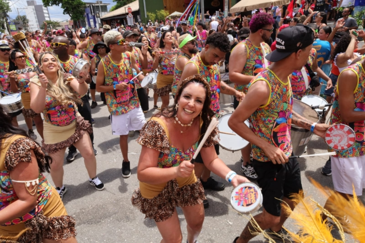 Público vai reviver grandes sucessos do axé e do pagode com a bateria do bloco Pegada da Onça