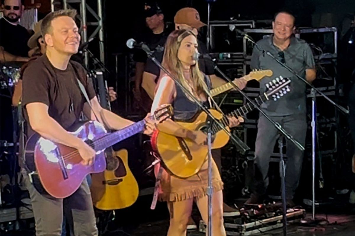 No sábado (29), durante o “Sertanejinho do Teló”, Karen chamou a atenção do cantor 