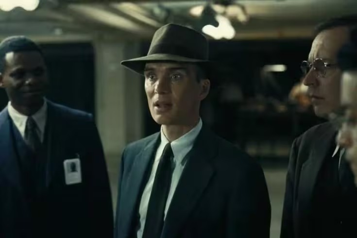 Grande vencedor da noite, o filme Oppenheimer pode ser visto nos cinemas