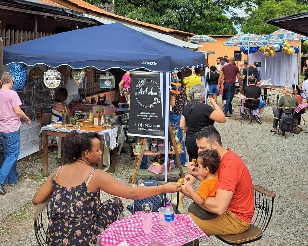 A feira é sempre realizada no quintal do restaurante e permite a entrada de animais também