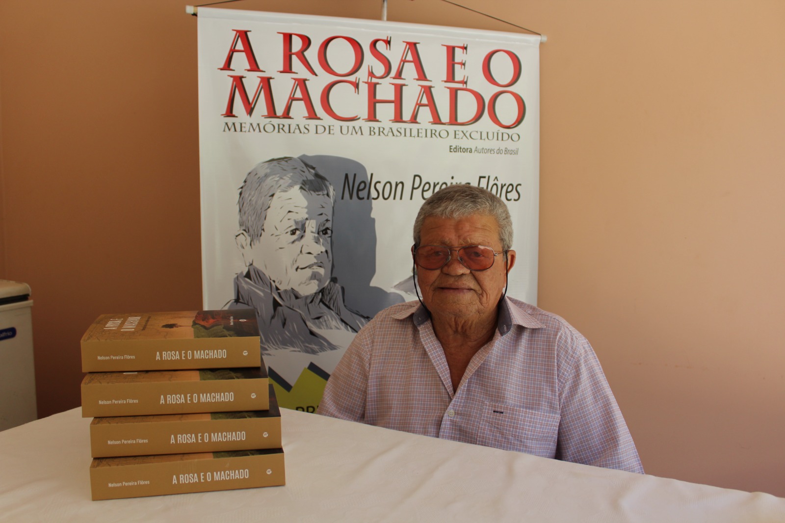 Nelson Flôres é o autor de 'A Rosa e o Machado'