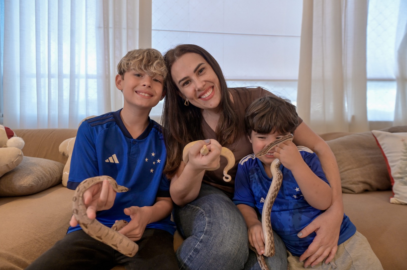 A bióloga Paula Grivielli com os filhos Davi e Rafael: "comprar cobras era um desejo antigo que eu tinha"
