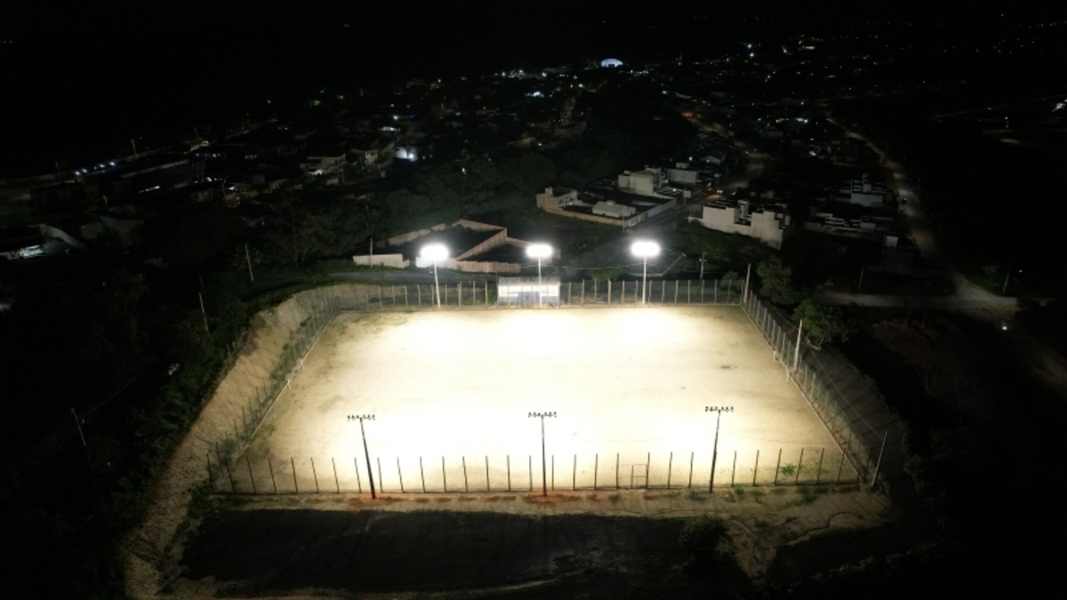 Além da instalação dos projetores de alta eficiência, o campo do Santa Inês recebeu outras melhorias, como o nivelamento do terreno e a pintura completa do vestiário