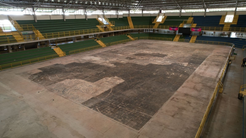 O novo assoalho será feito com madeira nobre, e acabamento em verniz de alta resistência, além de demarcação para competições de até quatro modalidades esportivas
