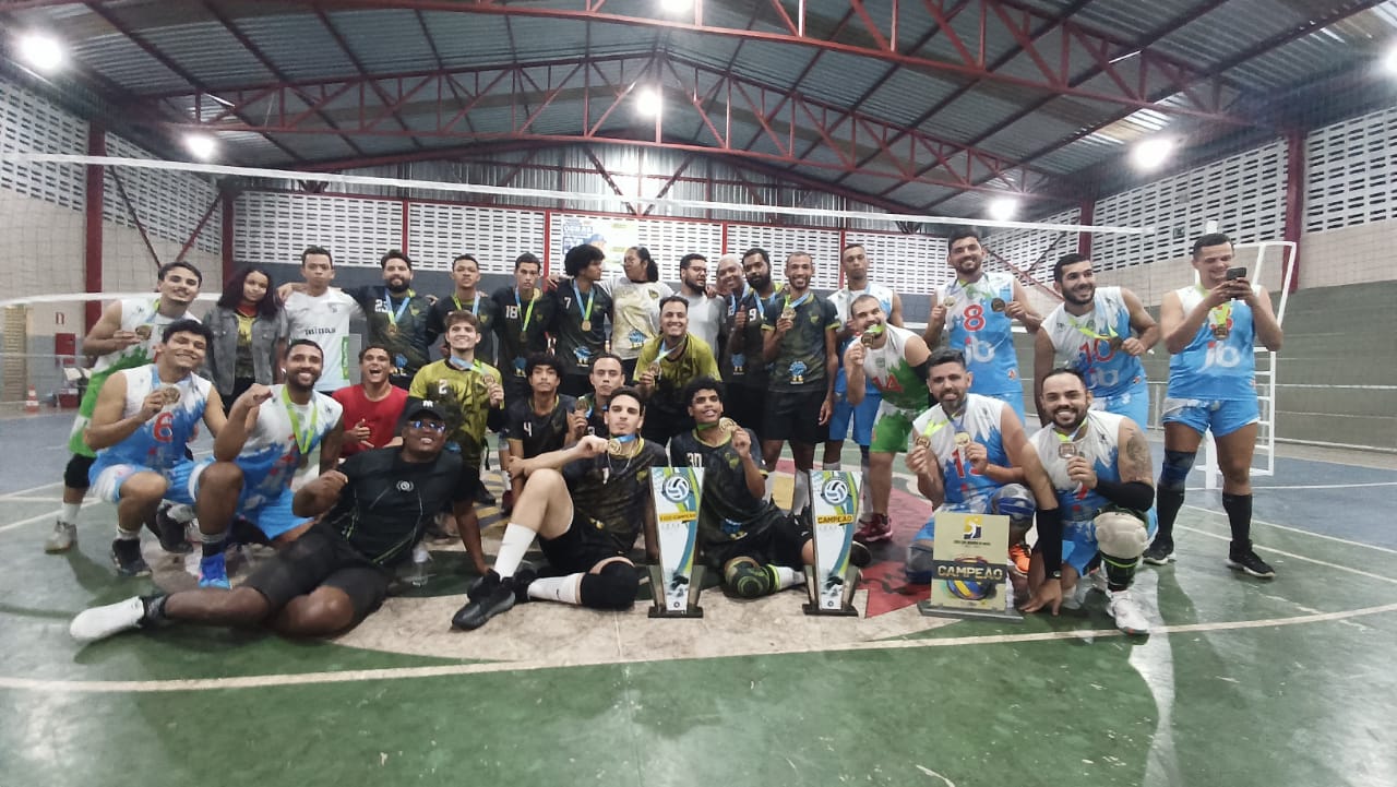 Equipes campeã e vice-campeã posam juntas após o término da partida