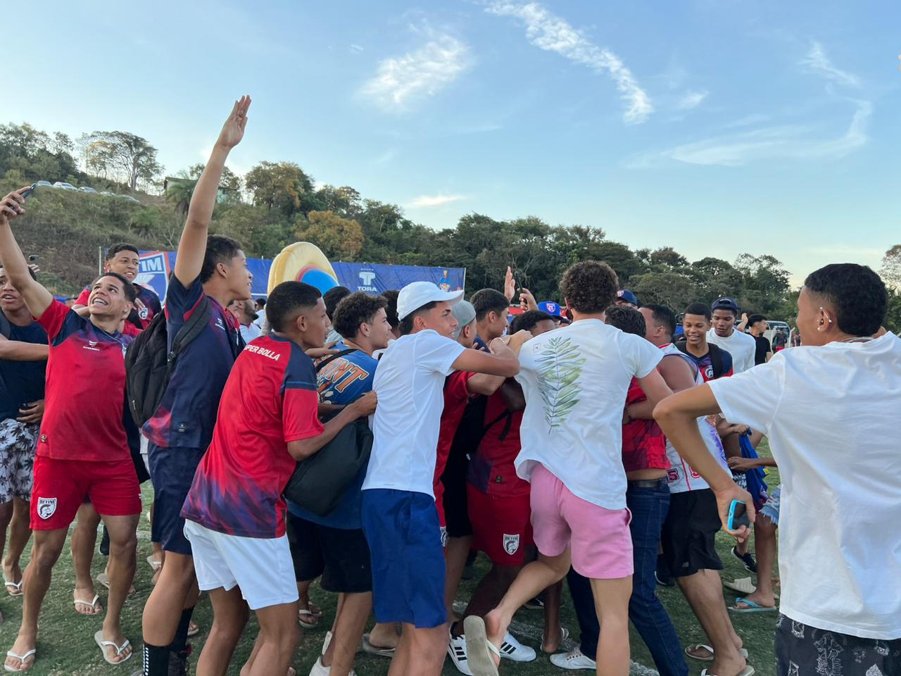 Torcedores começaram a chegar à Arena Vera Cruz três horas antes do jogo, que teve início às 15h 