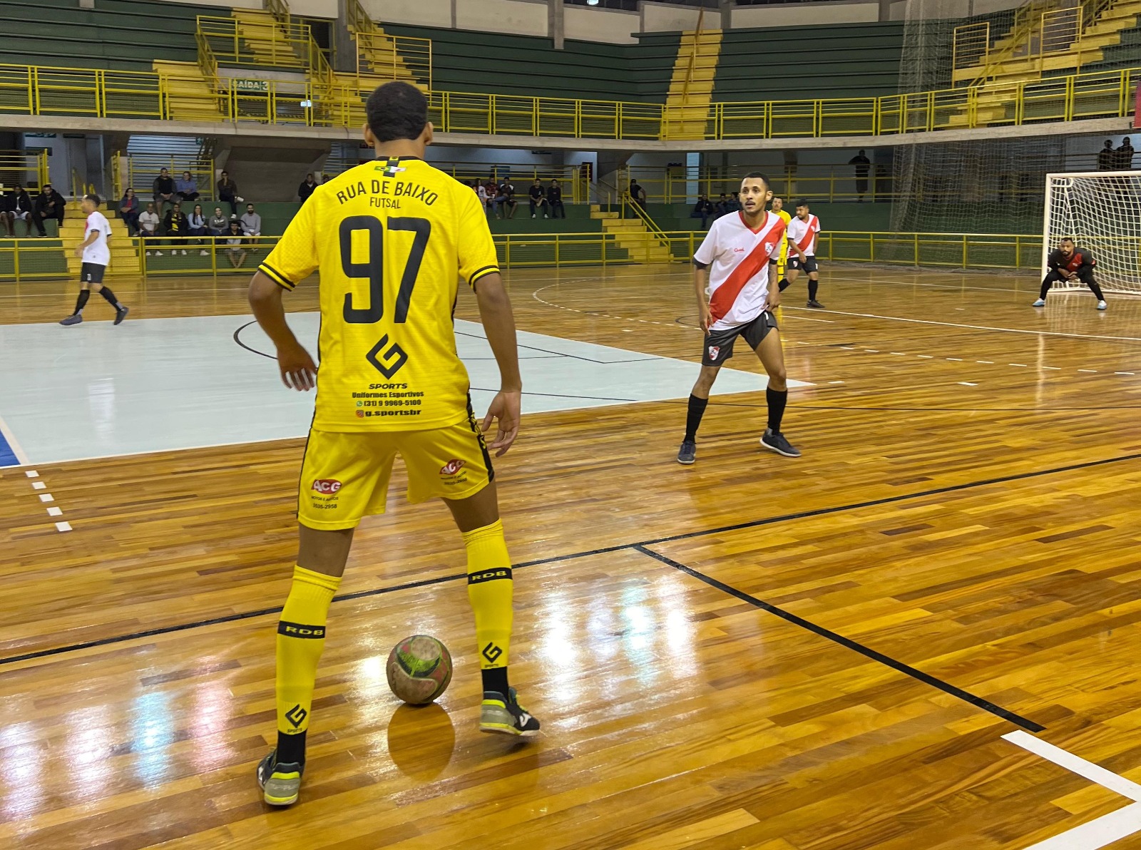 Piso do ginásio é feito de madeira nobre com acabamento em verniz de alta resistência