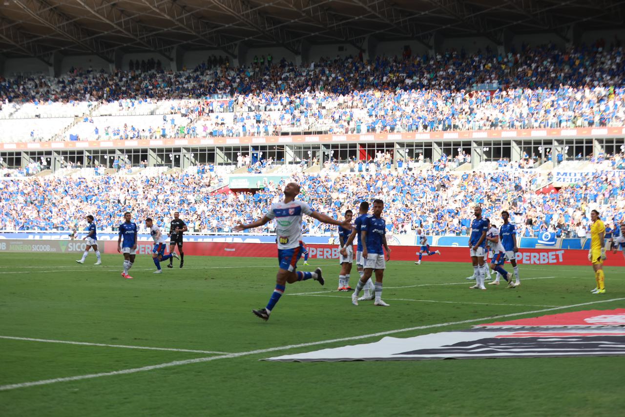Eurico comemora após marcar o gol contra o time celeste