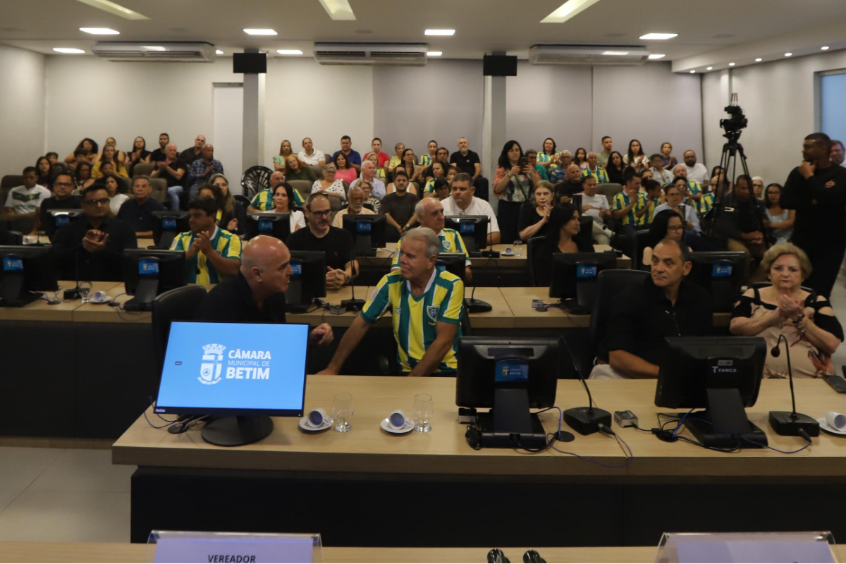 O evento contou com a presença de autoridades municipais, ex-jogadores, familiares e moradores da comunidade