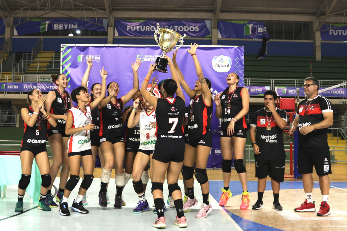 Mackenzie conseguiu impor seu jogo e abriu vantagem logo nos primeiros pontos, fechando a parcial em 25 a 13