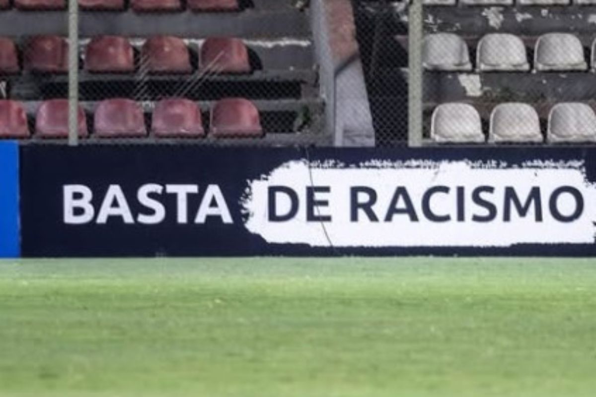 No momento em que os atletas estavam na beira do gramado, um homem foi flagrado pela transmissão do jogo imitando um macaco em direção a Figueiredo
