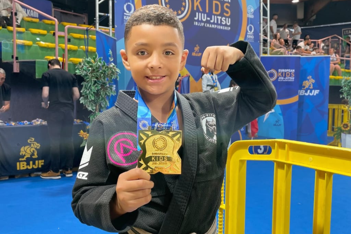 Morador do bairro Gentileza, o jovem atleta treina jiu-jitsu desde os 6 anos