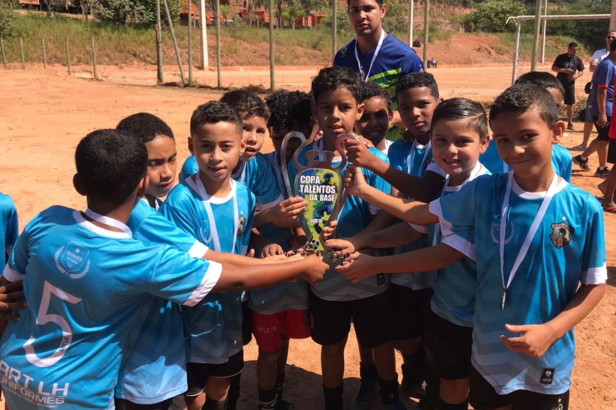  O evento será realizado a partir das 9h, no campo João Evangelista, localizado na Rua Virgílio Fernandes Filho, nº 1.130, no bairro Pingo D’Água, em Betim. Para acompanhar as partidas, será necessário doar 1 quilo de alimento não perecível, entregue na entrada do evento.
