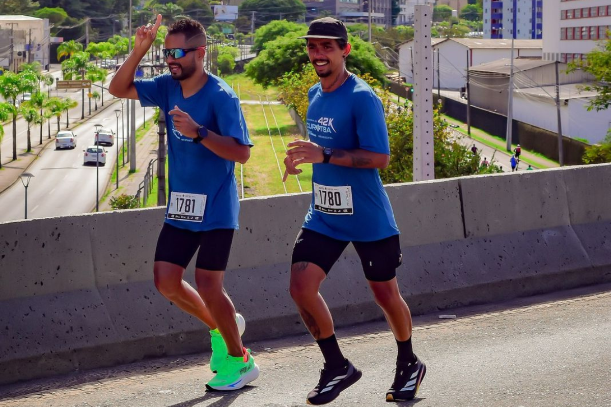 Com pouco mais de um ano e meio de experiência em corridas, os dois participam frequentemente de provas promocionais e treinam de forma regular. 