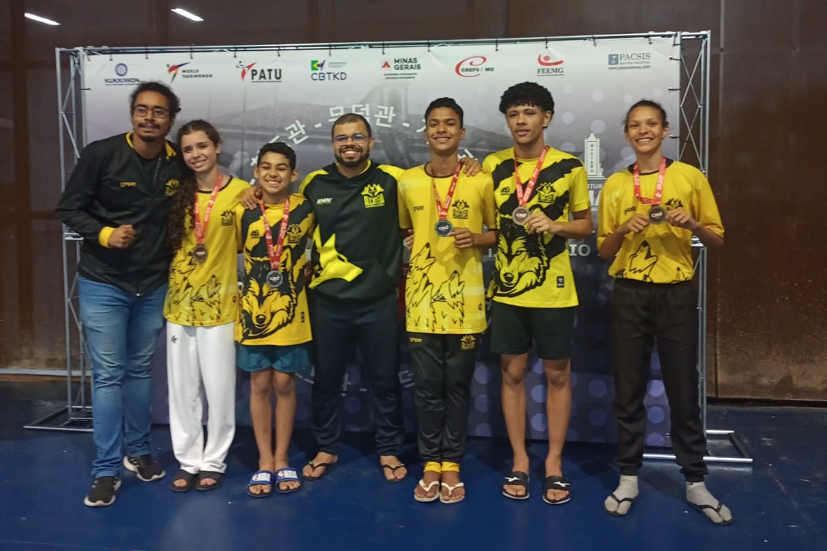 A equipe conquistou medalhas de ouro, prata e bronze, representando a instituição em diferentes categorias.