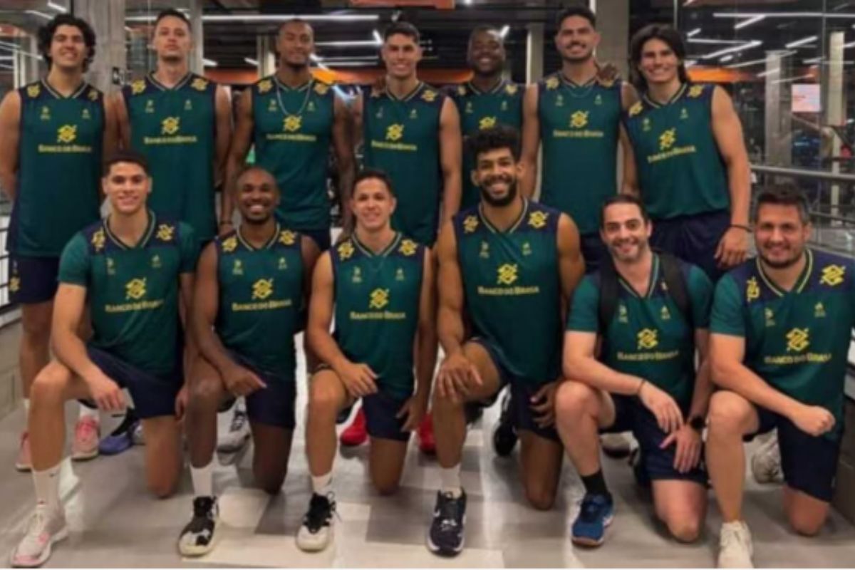 Jogadores da seleção brasileira posam para foto após treino físico já em Betim
