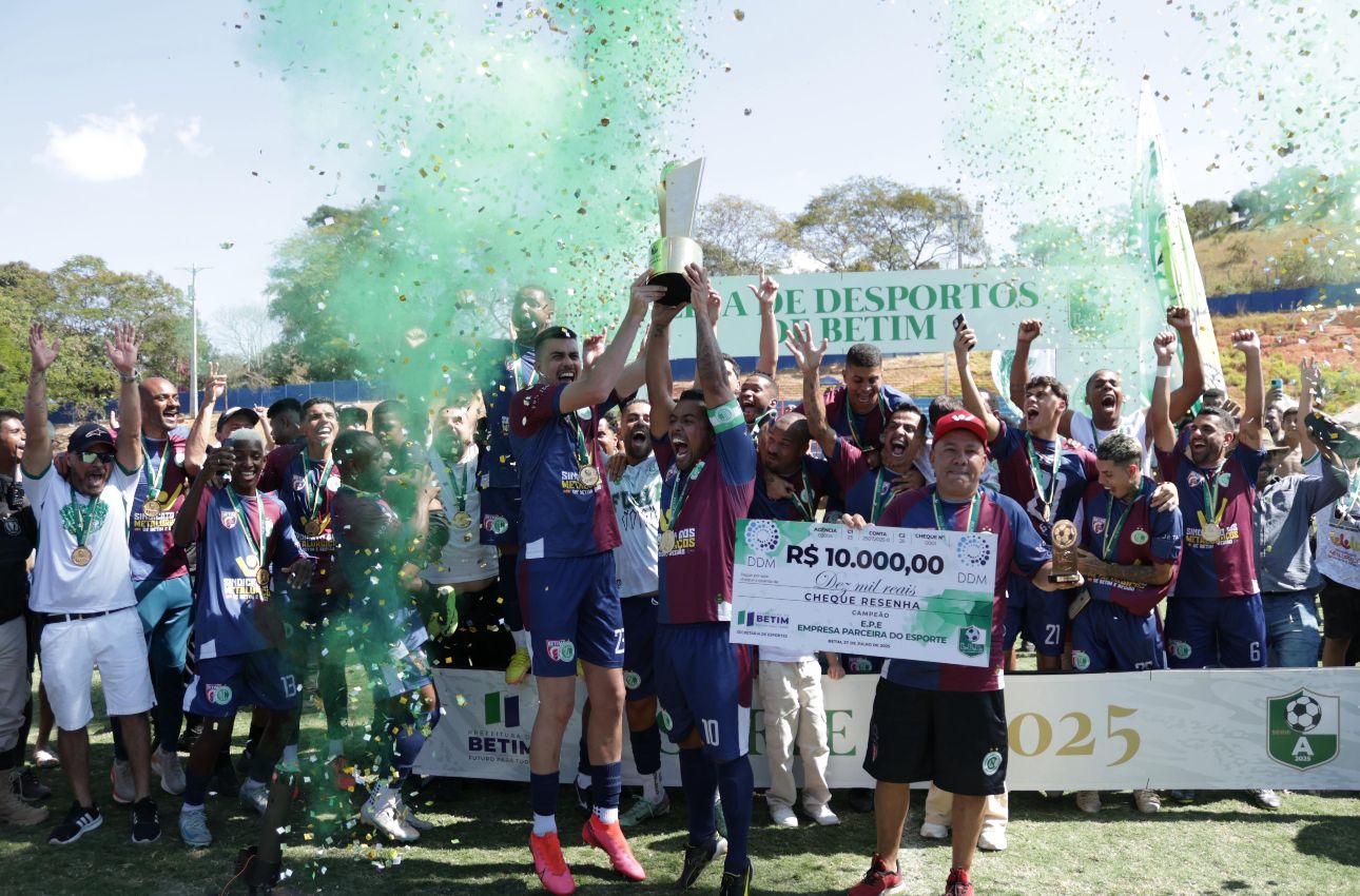 Com o placar de 2 a 1, o Novo Cristina levanta a taça e comemora a vitória, na Arena Vera Cruz