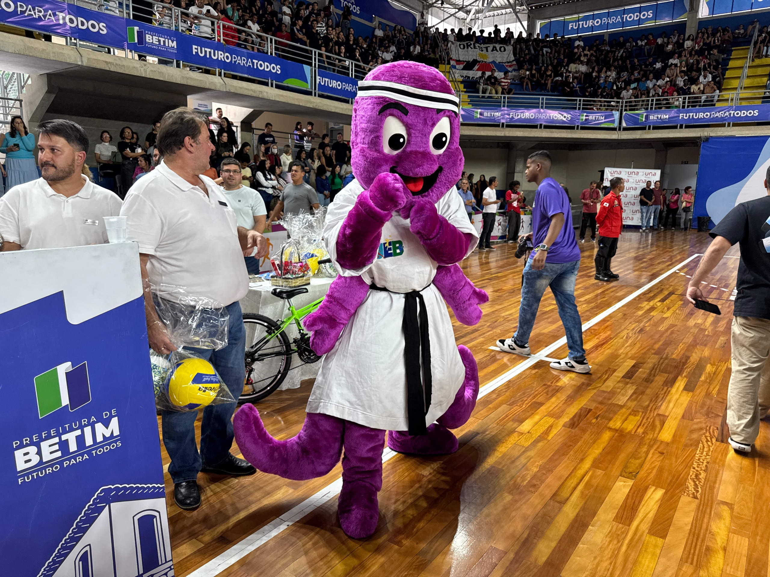 A cerimônia reuniu toda a comunidade escolar em um evento que combinou esporte, educação e integração familiar