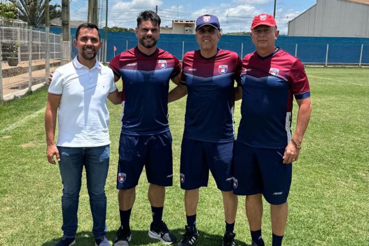 Na Arena Vera Cruz, Fred Pacheco, presidente do Time; ao lado de Marcos Zang, do treinador Emerson Ávila e do preparador físico Quintiliano Lemos