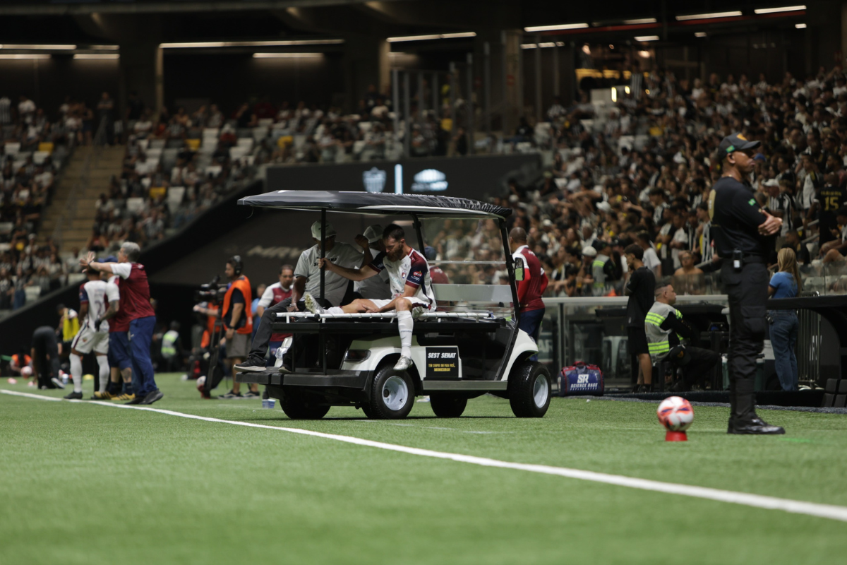 Meio-campista deixou o gramado da Arena MRV de maca