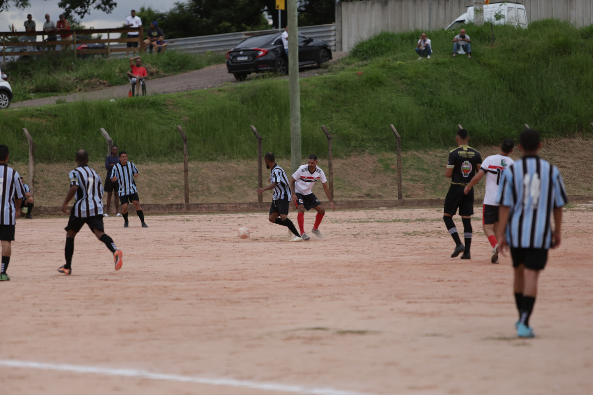 Partida teve início às 16h e começou equilibrada, com disputa intensa no meio de campo e chances para os dois lados