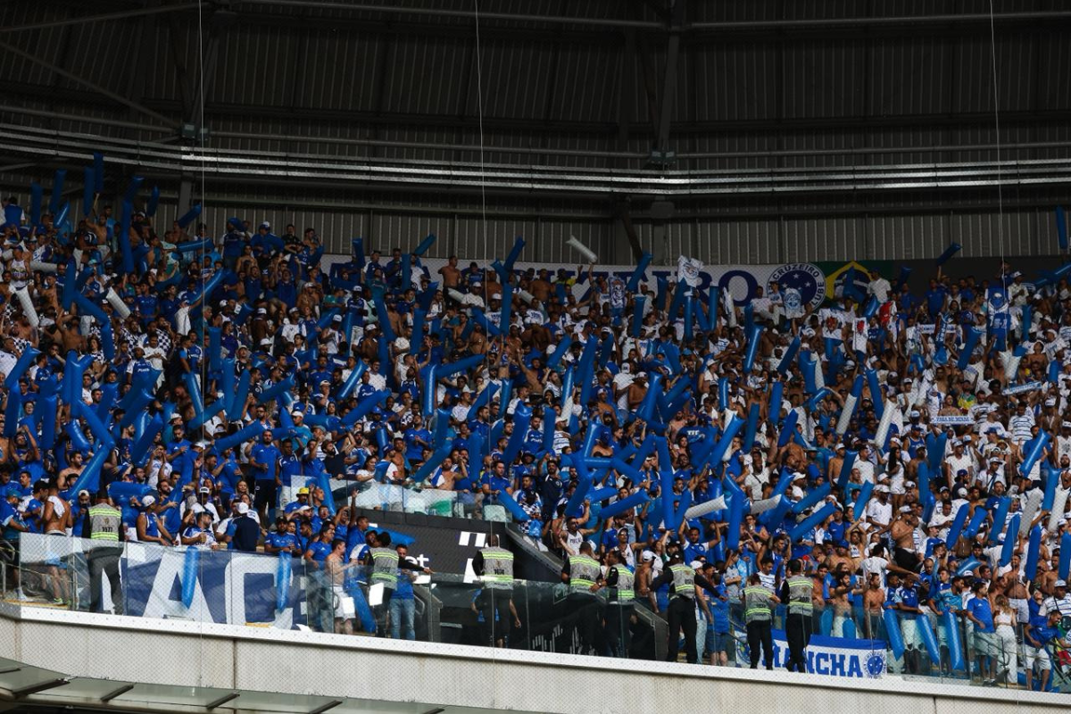 A princípio, a torcida celeste esgotou a carga de 375 bilhetes disponíveis para o setor visitante da Arena Ursban